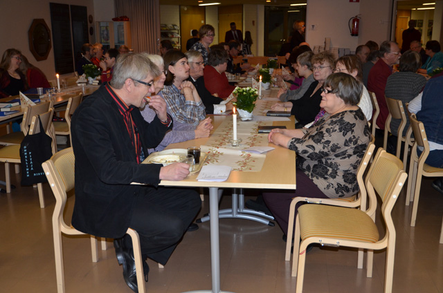 Joulupöydässä vas. Erkki, Mirja, Petteri, Pentti sekä oikealla Liisa Oikarinen