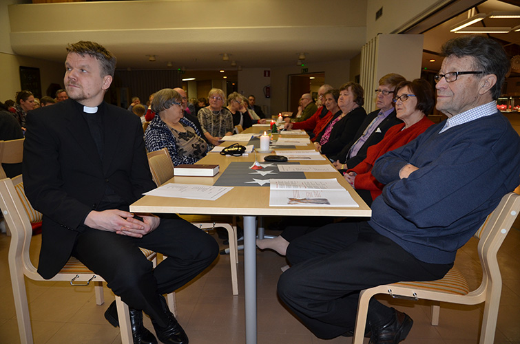 Sukuseuran yleisöä - vasemmalla Paltamon kirkkoherra Esa Oikarinen vastapäätä Eero Oikarinen Kuluntalahdesta.