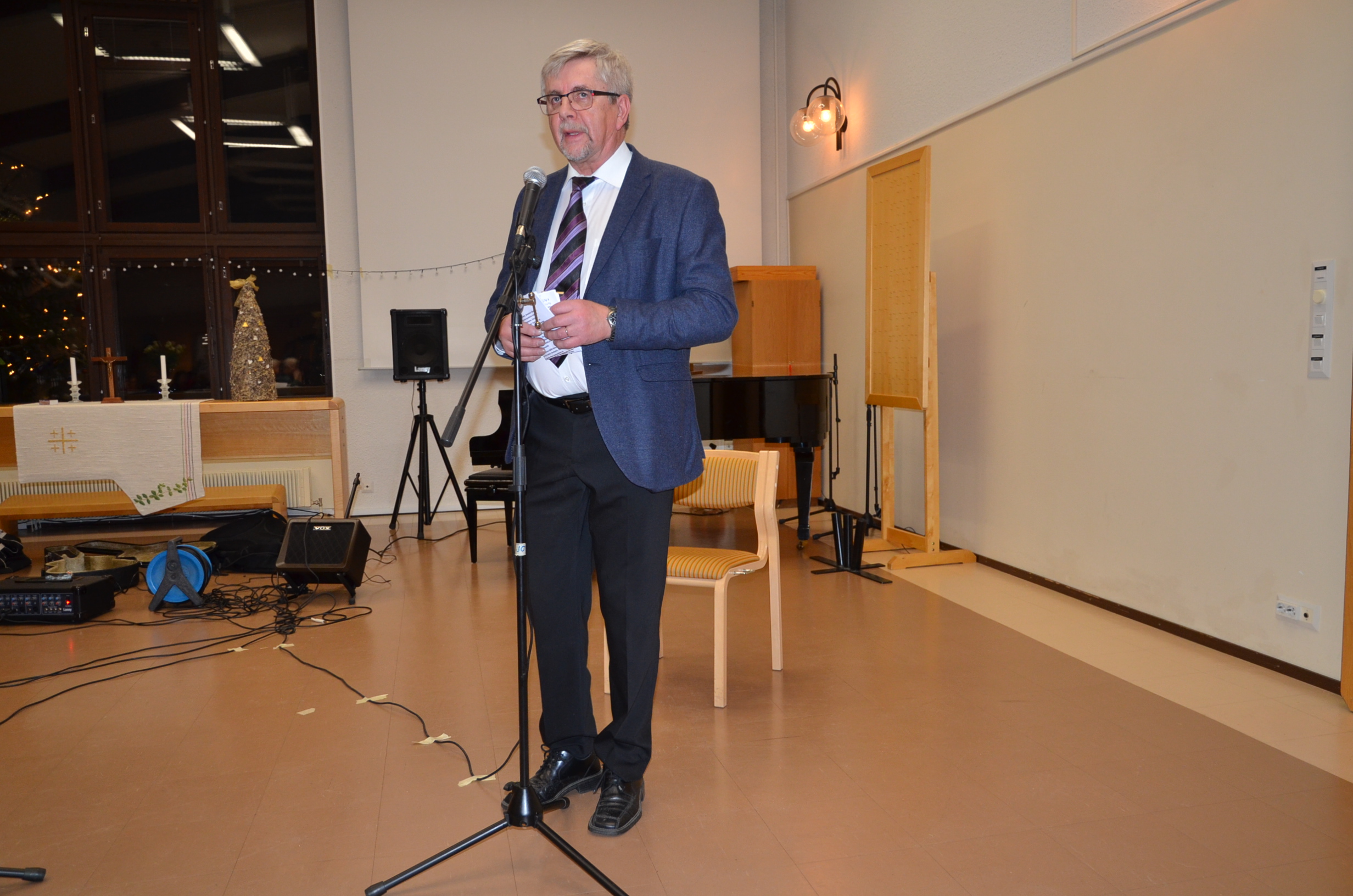Puheenjohtaja Erkki Oikarinen toivotti pikkujoulun vieraat tervetulleeksi.