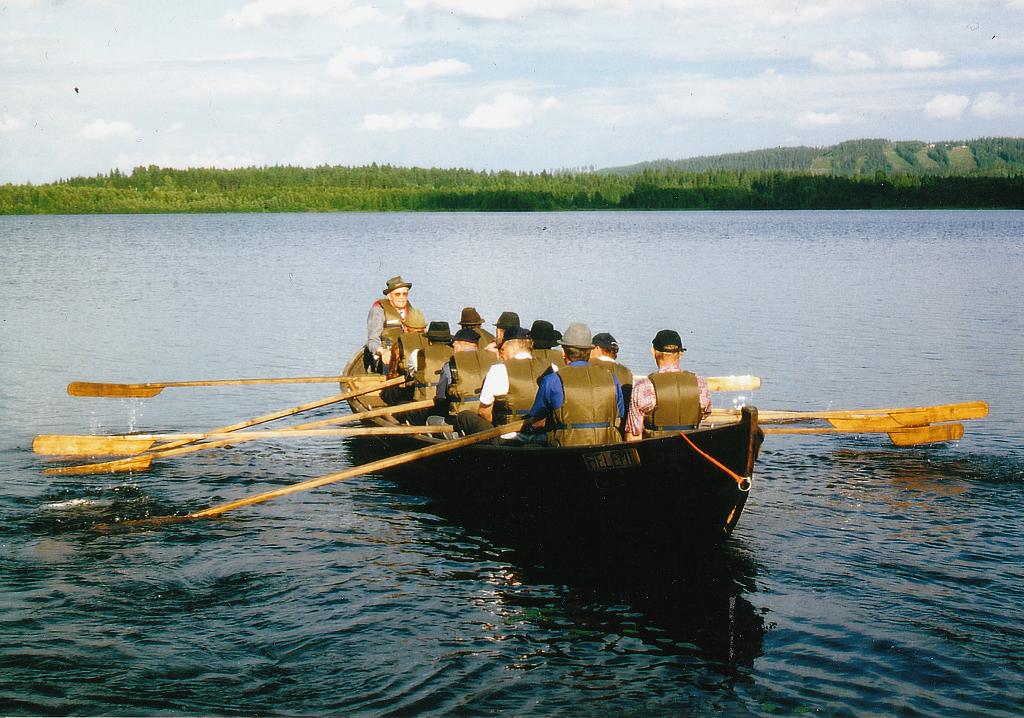 Oikaristen kirkkosoututapahtuma Ristijärvellä kesällä 2001. Perämiehenä Valle J. Oikarinen.