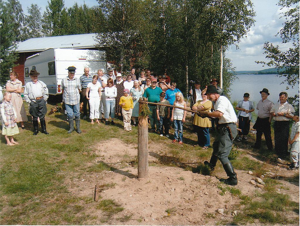 Tukkilaismestari Unto Kyllönen Kuhmosta näyttämässä näreenväännön mallia Oikarisille Ristijärven Vattuniemessä kesällä 2007.