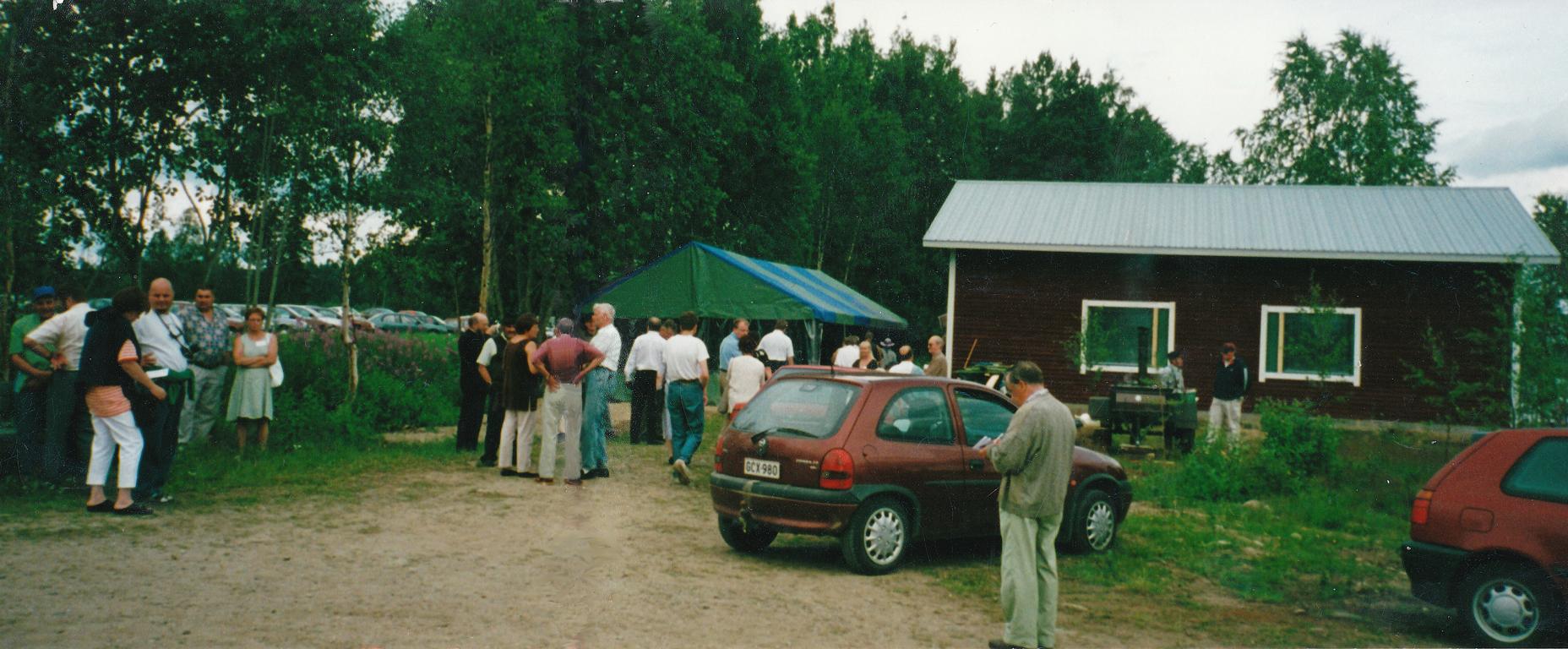 Oikaristen kesätapahtuma Ristijärven Vattuniemessä kesällä 2001. Etualalla opetusneuvos Eero Oikarinen.